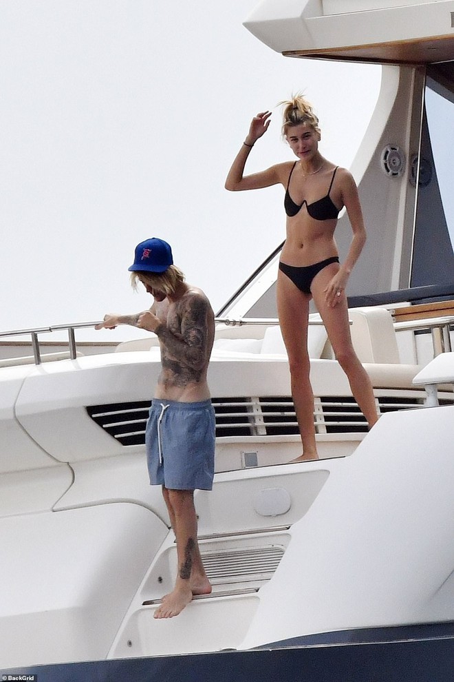 Hailey Baldwin mặc bikini ôm hôn Justin Bieber không rời trên du thuyền sang chảnh - Ảnh 6.