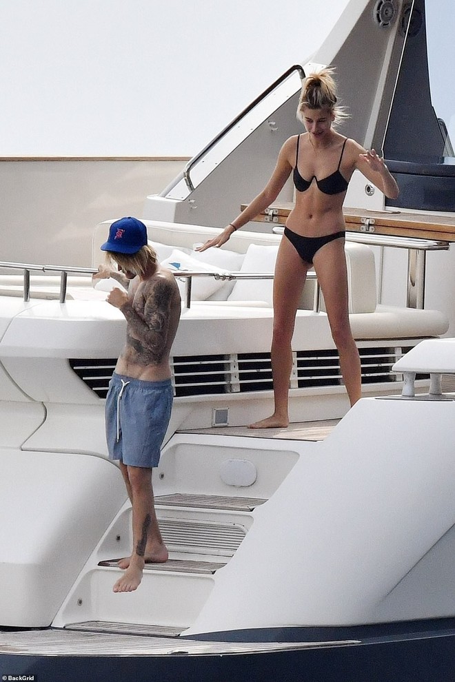 Hailey Baldwin mặc bikini ôm hôn Justin Bieber không rời trên du thuyền sang chảnh - Ảnh 7.