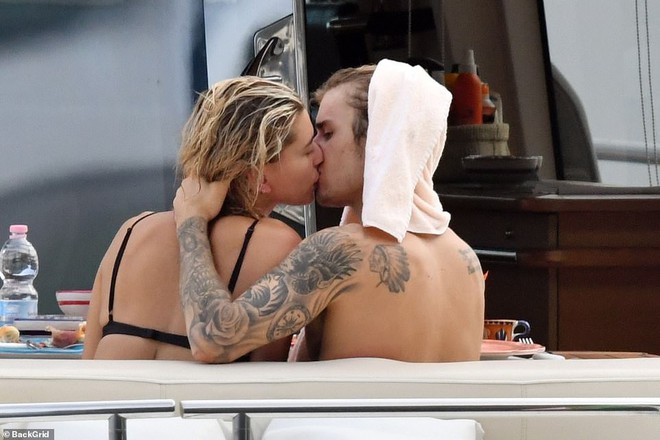 Hailey Baldwin mặc bikini ôm hôn Justin Bieber không rời trên du thuyền sang chảnh - Ảnh 2.