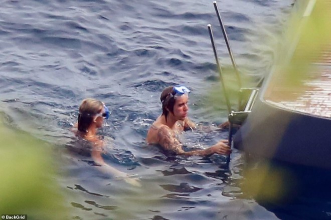 Hailey Baldwin mặc bikini ôm hôn Justin Bieber không rời trên du thuyền sang chảnh - Ảnh 8.