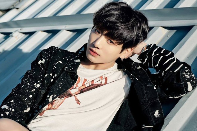 Jungkook (BTS) từng ghi điểm khi phụ nhân viên dọn rác mà các Idol khác xả ra - Ảnh 1.