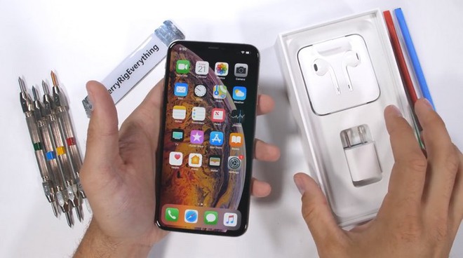 Thử nghiệm tra tấn iPhone XS Max: Apple đã chém gió về tấm kính bảo vệ màn hình? - Ảnh 1.