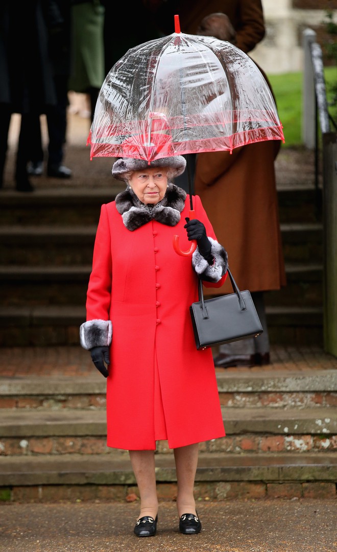 Ngoài gu diện đồ sặc sỡ, Nữ hoàng Anh còn có 5 bí mật làm nên phong cách thời trang không thể trộn lẫn - Ảnh 11.