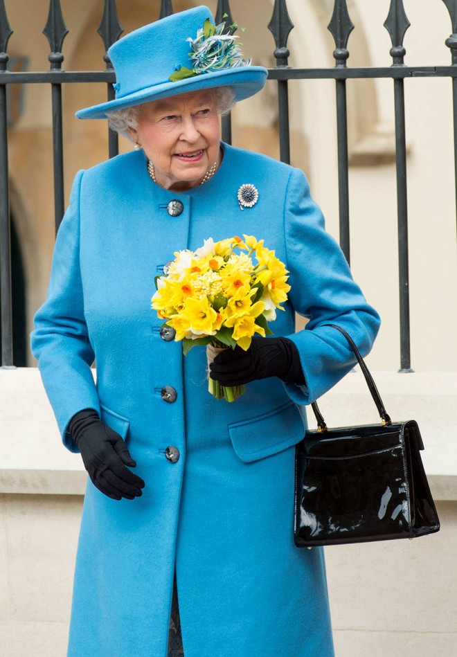 Ngoài gu diện đồ sặc sỡ, Nữ hoàng Anh còn có 5 bí mật làm nên phong cách thời trang không thể trộn lẫn - Ảnh 17.