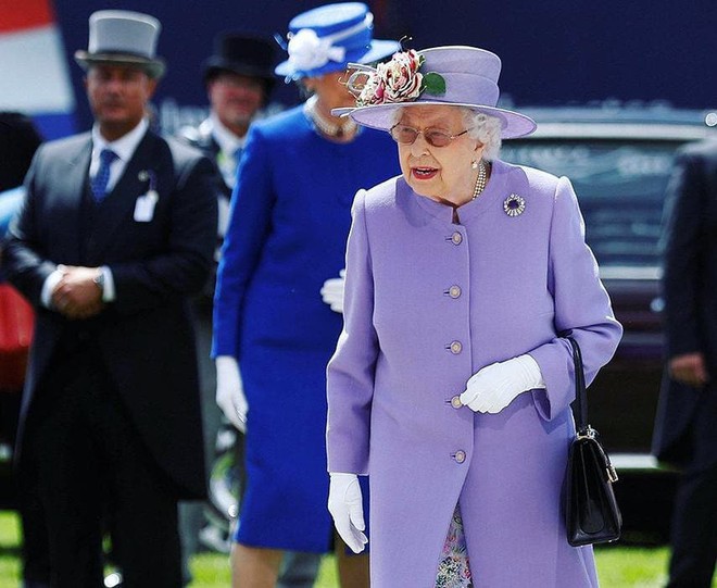 Ngoài gu diện đồ sặc sỡ, Nữ hoàng Anh còn có 5 bí mật làm nên phong cách thời trang không thể trộn lẫn - Ảnh 19.