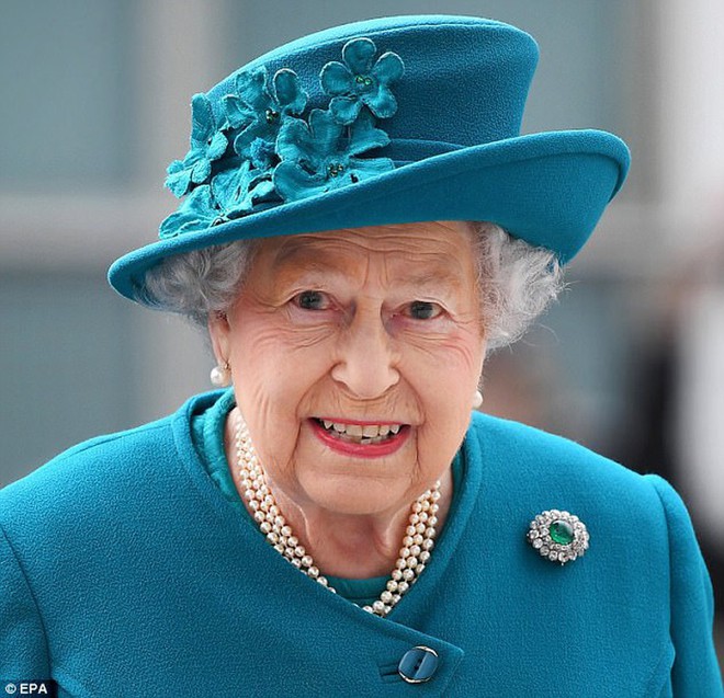 Ngoài gu diện đồ sặc sỡ, Nữ hoàng Anh còn có 5 bí mật làm nên phong cách thời trang không thể trộn lẫn - Ảnh 5.