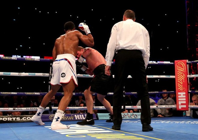 Hạ knock-out võ sĩ người Nga, Anthony Joshua bảo vệ thành công 4 đai thế giới - Ảnh 6.