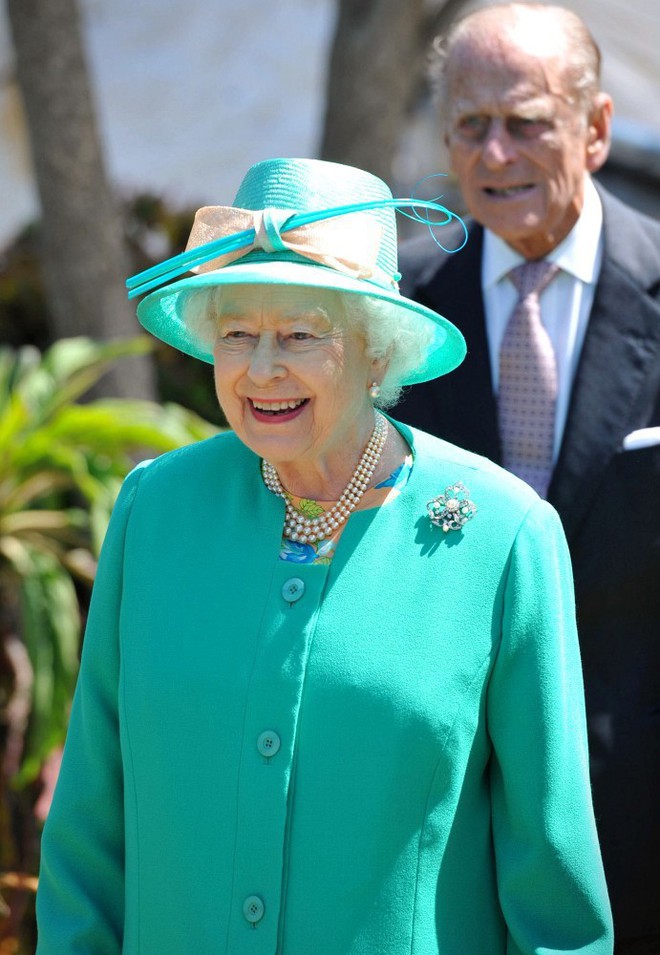 Ngoài gu diện đồ sặc sỡ, Nữ hoàng Anh còn có 5 bí mật làm nên phong cách thời trang không thể trộn lẫn - Ảnh 8.