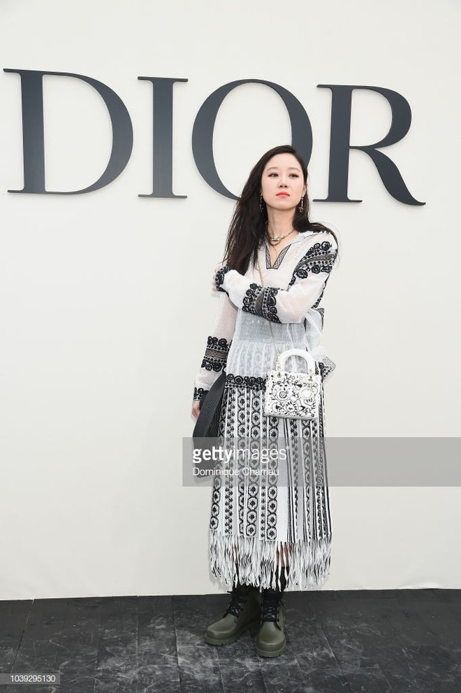 Angela Baby mặc váy đen mà nổi bần bật, Gong Hyo Jin diện nguyên set đồ người mẫu dự show Dior - Ảnh 5.