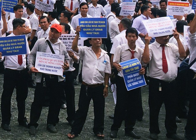 Hàng trăm tài xế Vinasun tập trung trước Toà án TP. HCM, giăng biểu ngữ yêu cầu Grab bồi thường - Ảnh 2.