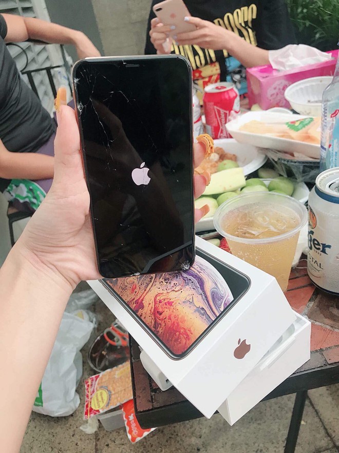 Góc đập hộp: iPhone XS Max vừa mua đã rơi vỡ màn hình, cô gái xinh đẹp lập kỷ lục với cú lỡ tay đắt đỏ nhất MXH - Ảnh 2.