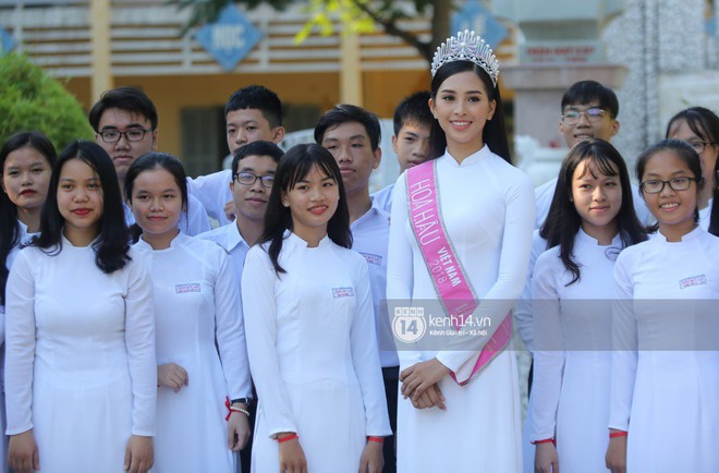Hoa hậu Trần Tiểu Vy dịu dàng trong tà áo dài nữ sinh, về trường cũ tại Hội An dự lễ chào cờ - Ảnh 7.