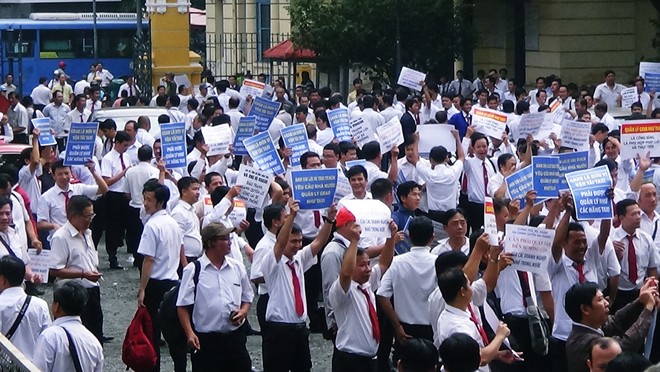 Hàng trăm tài xế Vinasun tập trung trước Toà án TP. HCM, giăng biểu ngữ yêu cầu Grab bồi thường - Ảnh 6.