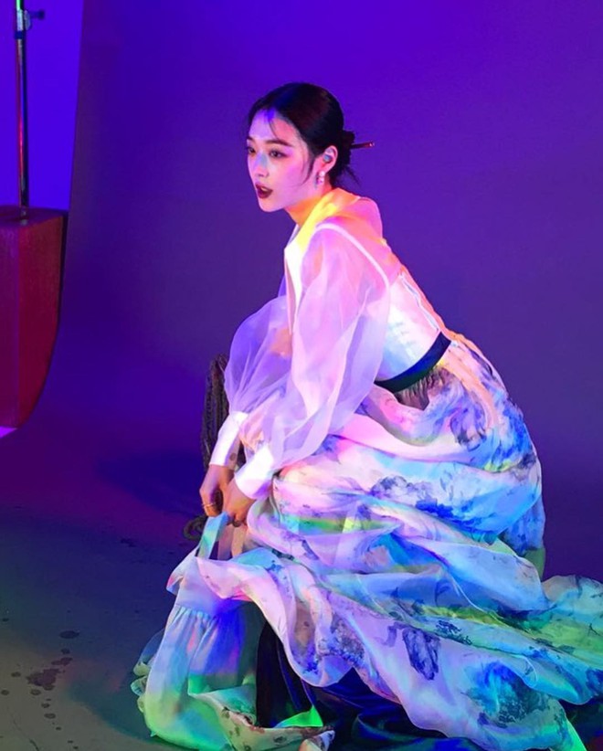 Ngụp lặn đã lâu, Sulli lại gây tranh cãi vì diện hanbok chụp hình Trung thu nhưng trông không khác gì... kỹ nữ - Ảnh 10.