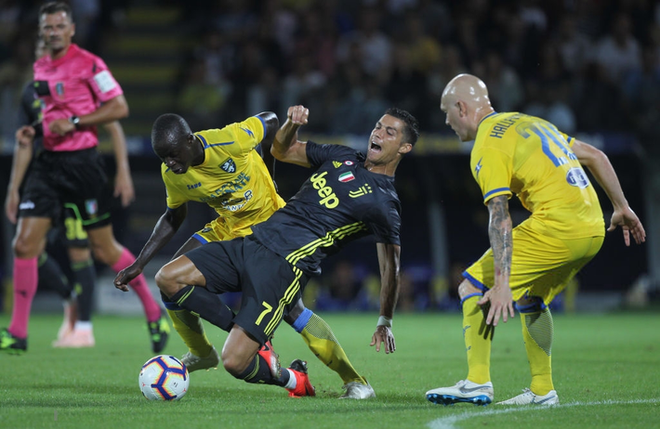 Bỏ sau lưng án phạt Champions League, Ronaldo khai hỏa giúp Juve nối dài mạch thắng - Ảnh 1.