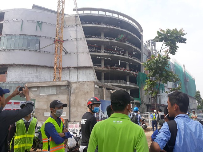 3 công nhân nằm bất động sau khi rơi từ tầng cao công trình Trung tâm thương mại ở Sài Gòn - Ảnh 1.
