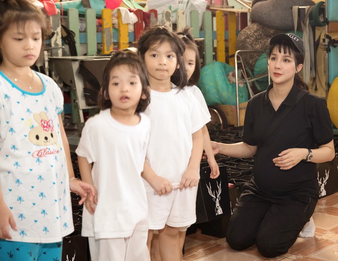 Mang bầu 8 th&aacute;ng, Diệp L&acirc;m Anh vẫn hăng h&aacute;i c&ugrave;ng chồng thiếu gia đi l&agrave;m từ thiện - Ảnh 7.
