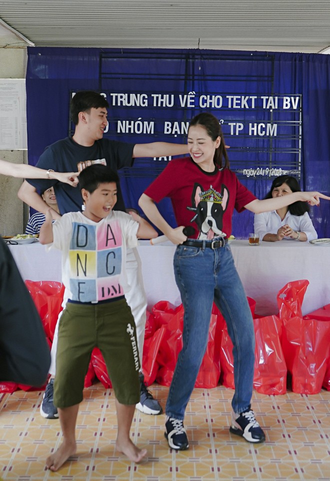 Chi Pu cùng Á hậu Thuỳ Dung đi trao quà cho trẻ em khuyết tật tại Tây Ninh - Ảnh 5.