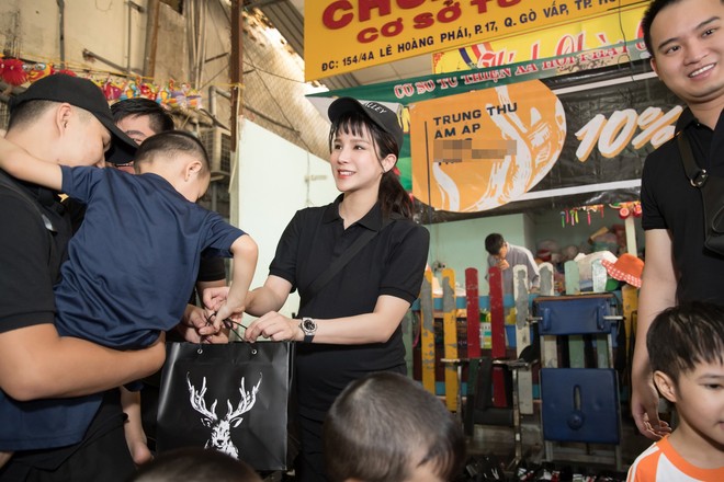 Mang bầu 8 th&aacute;ng, Diệp L&acirc;m Anh vẫn hăng h&aacute;i c&ugrave;ng chồng thiếu gia đi l&agrave;m từ thiện - Ảnh 6.