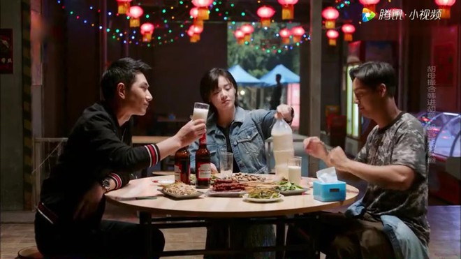 Trần Vỹ Đ&igrave;nh như d&agrave;nh cả thanh xu&acirc;n để uống sữa trong Ni&ecirc;n Đại Tranh Hồng - Ảnh 1.