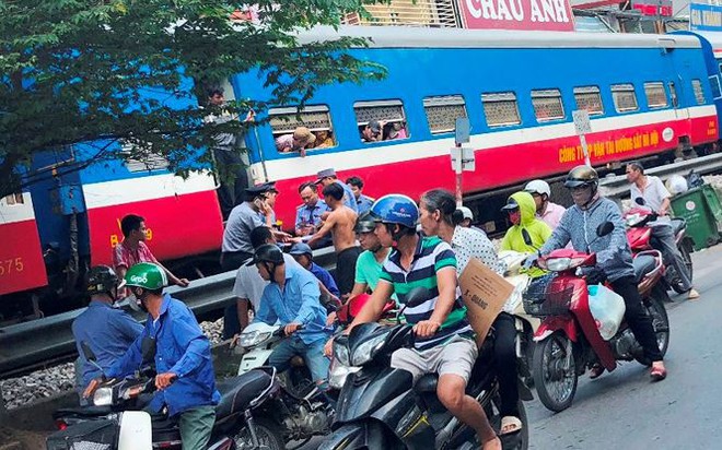 Tàu hỏa va chạm xe máy khiến nhiều phố Hà Nội tắc kéo dài - Ảnh 1.