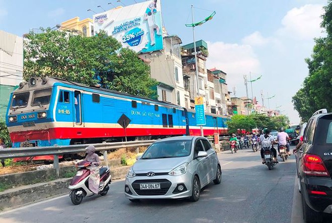 T&agrave;u hỏa va chạm xe m&aacute;y khiến nhiều phố H&agrave; Nội tắc k&eacute;o d&agrave;i - Ảnh 2.