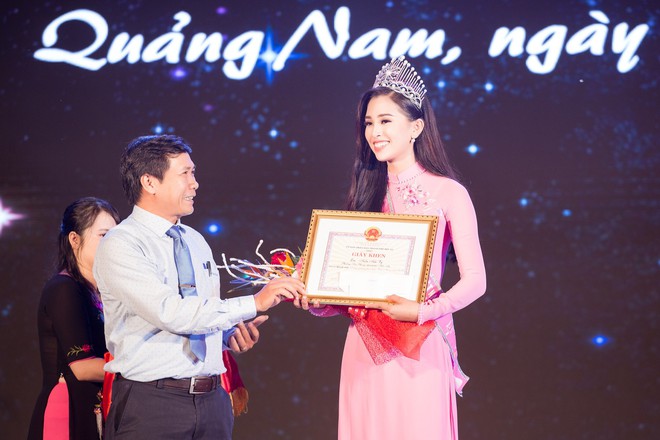 Đăng quang Hoa hậu Việt Nam 2018, Trần Tiểu Vy được UBND tỉnh Quảng Nam tặng giấy khen - Ảnh 3.