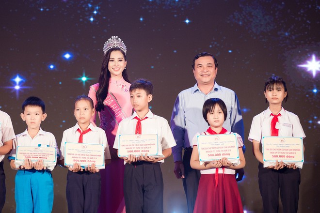 Đăng quang Hoa hậu Việt Nam 2018, Trần Tiểu Vy được UBND tỉnh Quảng Nam tặng giấy khen - Ảnh 6.