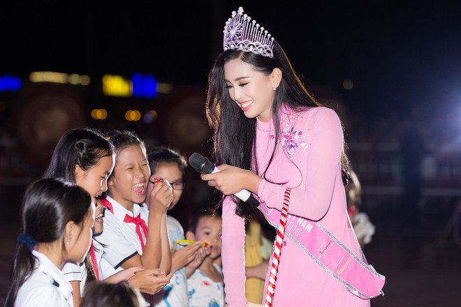 Đăng quang Hoa hậu Việt Nam 2018, Trần Tiểu Vy được UBND tỉnh Quảng Nam tặng giấy khen - Ảnh 9.