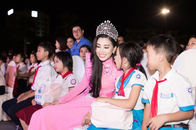 Đăng quang Hoa hậu Việt Nam 2018, Trần Tiểu Vy được UBND tỉnh Quảng Nam tặng giấy khen - Ảnh 13.