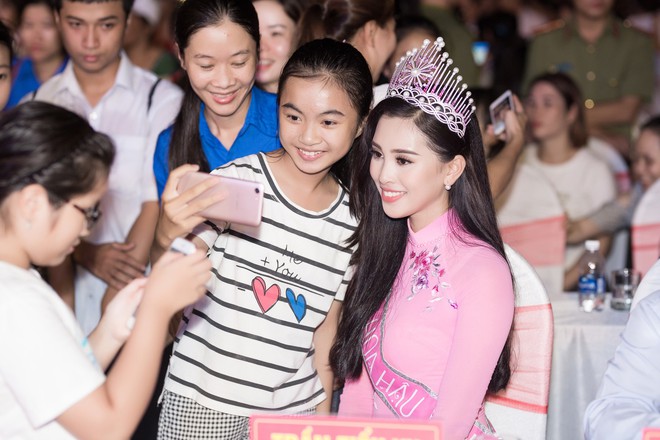 Đăng quang Hoa hậu Việt Nam 2018, Trần Tiểu Vy được UBND tỉnh Quảng Nam tặng giấy khen - Ảnh 14.