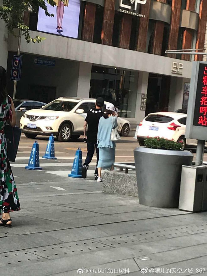 H&agrave;ng x&oacute;m tiết lộ chi tiết mối quan hệ hiện tại của Triệu Lệ Dĩnh - Ph&ugrave;ng Thiệu Phong - Ảnh 1.