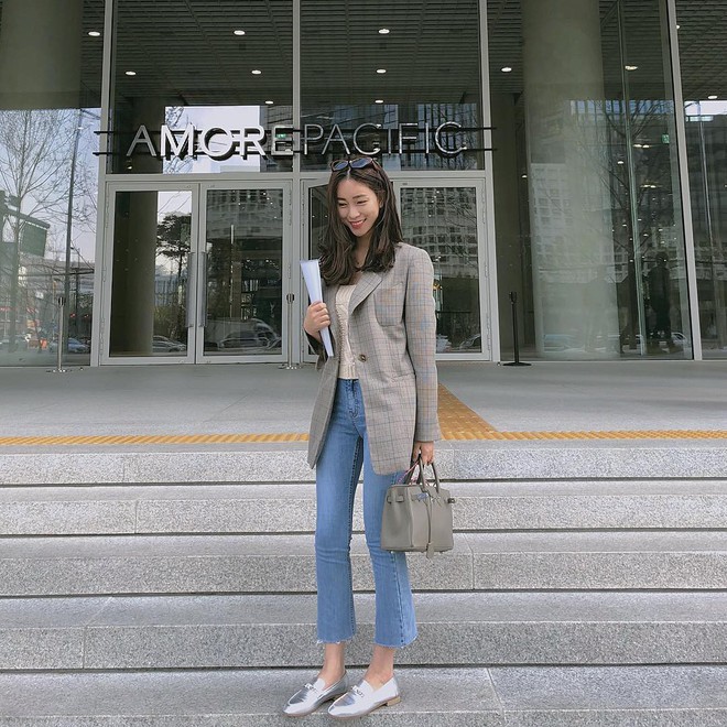 Quanh năm suốt tháng diện quần jeans thì các nàng phải học ngay 4 tips mặc chuẩn đẹp lại giúp kéo dài chân cả tấc này - Ảnh 4. Quanh năm suốt tháng diện quần jeans thì các nàng phải học ngay 4 tips mặc chuẩn đẹp lại giúp kéo dài chân cả tấc này - Ảnh 4.