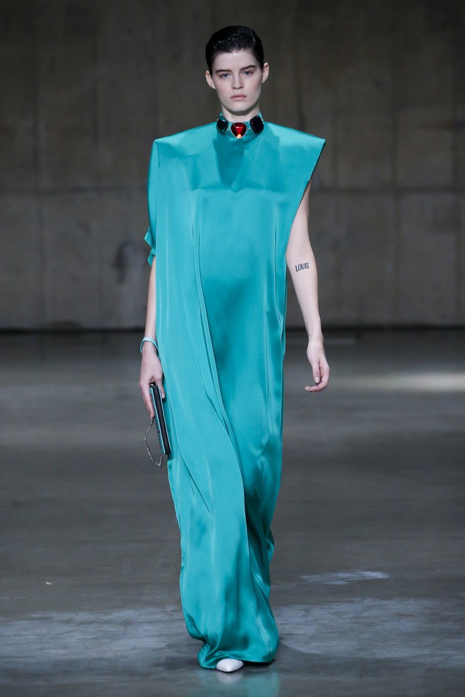 5 BST đỉnh nhất London Fashion Week: Độc đ&aacute;o v&agrave; Hoa mỹ, lại c&oacute; cả 1 BST khiến bạn nhớ đến Di&ecirc;n Hy C&ocirc;ng Lược - Ảnh 10.