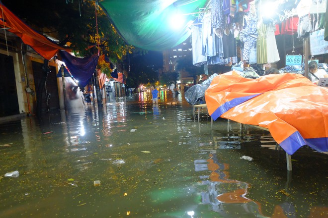 Hà Nội ngập sau cơn mưa lớn, rác trôi lềnh bềnh nhiều tuyến phố - Ảnh 5.