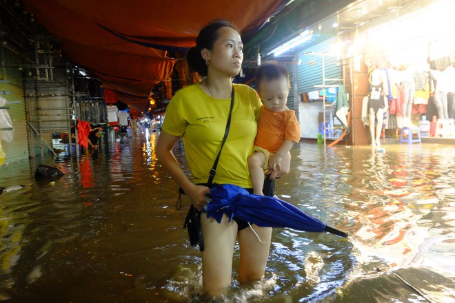 Hà Nội ngập sau cơn mưa lớn, rác trôi lềnh bềnh nhiều tuyến phố - Ảnh 6.