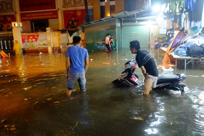 Hà Nội ngập sau cơn mưa lớn, rác trôi lềnh bềnh nhiều tuyến phố - Ảnh 8.