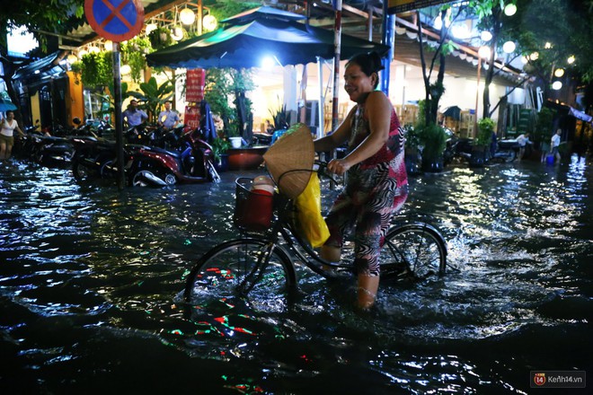 Nữ sinh ở Sài Gòn loạng choạng, suýt té vì ô tô di chuyển tạo sóng trên đường ngập như sông - Ảnh 11.