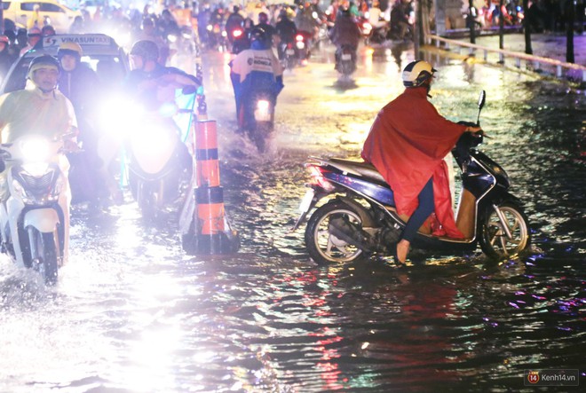 Nữ sinh ở Sài Gòn loạng choạng, suýt té vì ô tô di chuyển tạo sóng trên đường ngập như sông - Ảnh 17.