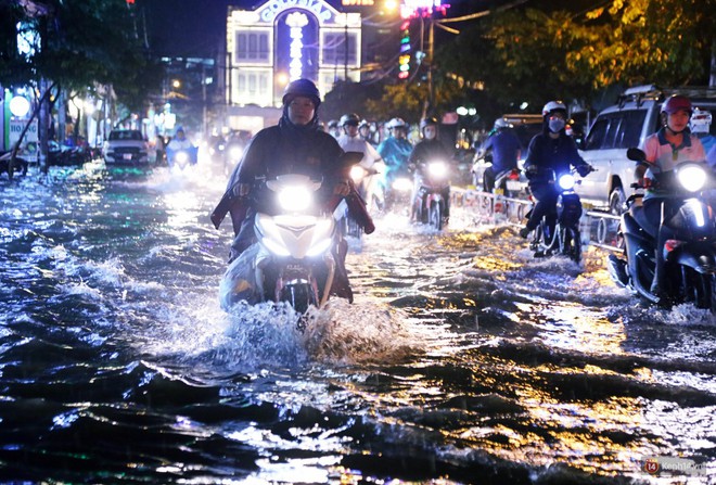 Nữ sinh ở Sài Gòn loạng choạng, suýt té vì ô tô di chuyển tạo sóng trên đường ngập như sông - Ảnh 5.