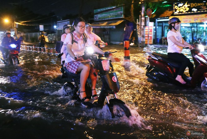 Nữ sinh ở Sài Gòn loạng choạng, suýt té vì ô tô di chuyển tạo sóng trên đường ngập như sông - Ảnh 9.