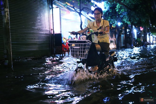 Nữ sinh ở Sài Gòn loạng choạng, suýt té vì ô tô di chuyển tạo sóng trên đường ngập như sông - Ảnh 8.