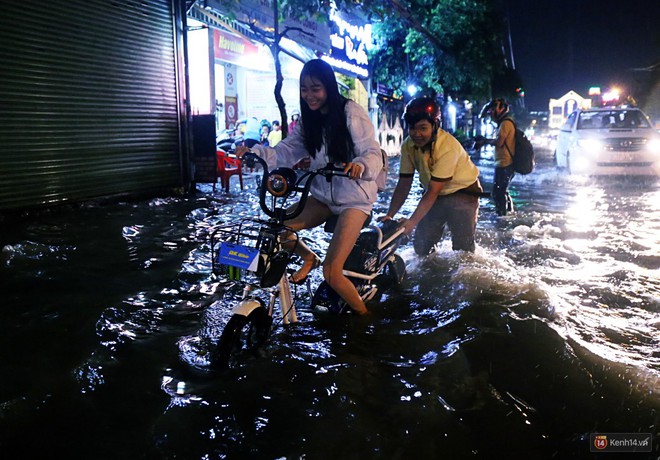 Nữ sinh ở Sài Gòn loạng choạng, suýt té vì ô tô di chuyển tạo sóng trên đường ngập như sông - Ảnh 7.