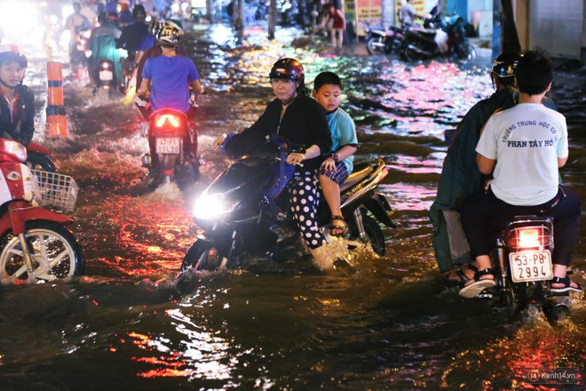 Nữ sinh ở Sài Gòn loạng choạng, suýt té vì ô tô di chuyển tạo sóng trên đường ngập như sông - Ảnh 15.