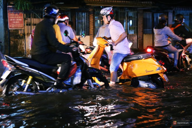 Nữ sinh ở Sài Gòn loạng choạng, suýt té vì ô tô di chuyển tạo sóng trên đường ngập như sông - Ảnh 14.