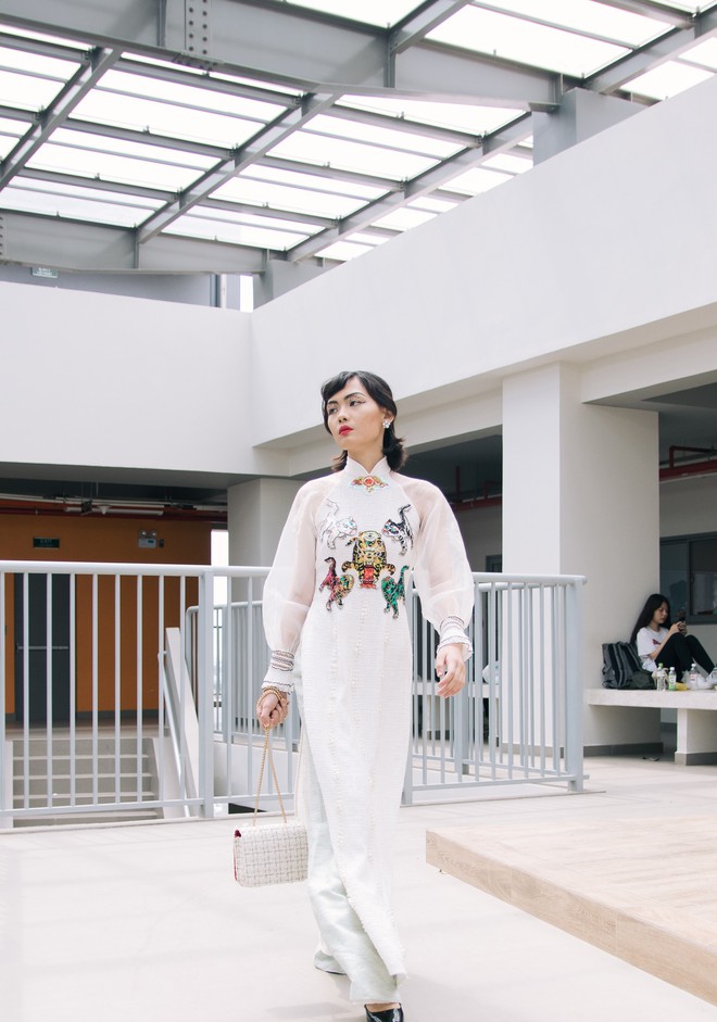Ngắm bộ sưu tập áo dài cực chất trong đồ án tốt nghiệp của sinh viên mà cứ ngỡ lạc vào Vietnam International Fashion Week - Ảnh 31.