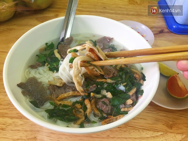 Ở Hà Nội có một hàng phở chỉ 15k/bát mà đầy đủ thịt bò, gà, giò và đến khi ăn mới thấy thú vị - Ảnh 4.