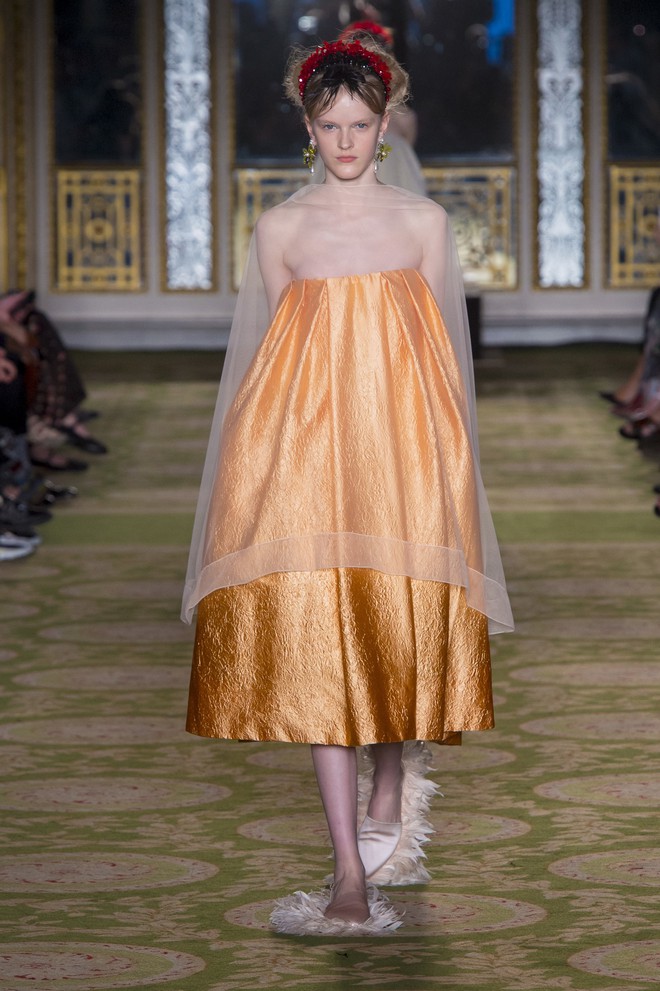 5 BST đỉnh nhất London Fashion Week: Độc đ&aacute;o v&agrave; Hoa mỹ, lại c&oacute; cả 1 BST khiến bạn nhớ đến Di&ecirc;n Hy C&ocirc;ng Lược - Ảnh 4.