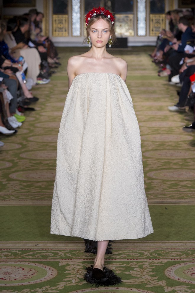 5 BST đỉnh nhất London Fashion Week: Độc đ&aacute;o v&agrave; Hoa mỹ, lại c&oacute; cả 1 BST khiến bạn nhớ đến Di&ecirc;n Hy C&ocirc;ng Lược - Ảnh 5.
