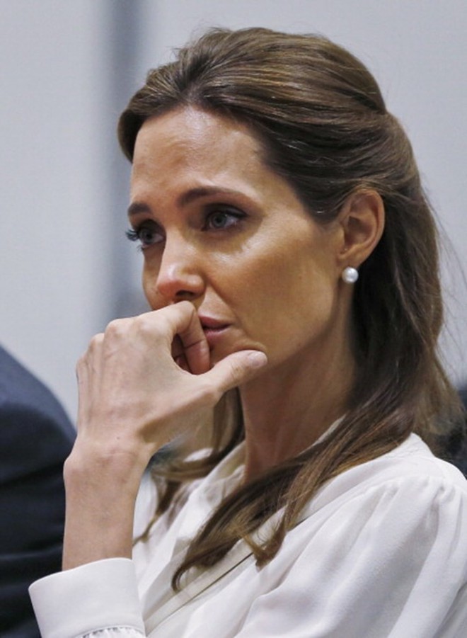 Rộ tin Angelina Jolie bỗng cầu xin quay lại với Brad Pitt v&igrave; sợ anh t&aacute;i hợp Jennifer Aniston - Ảnh 1.